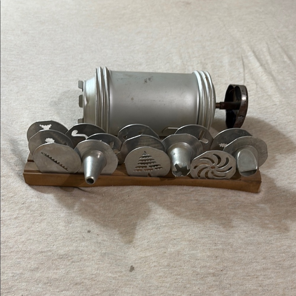 Vintage Mirro Alumni Cookie Press with Assorted Discs